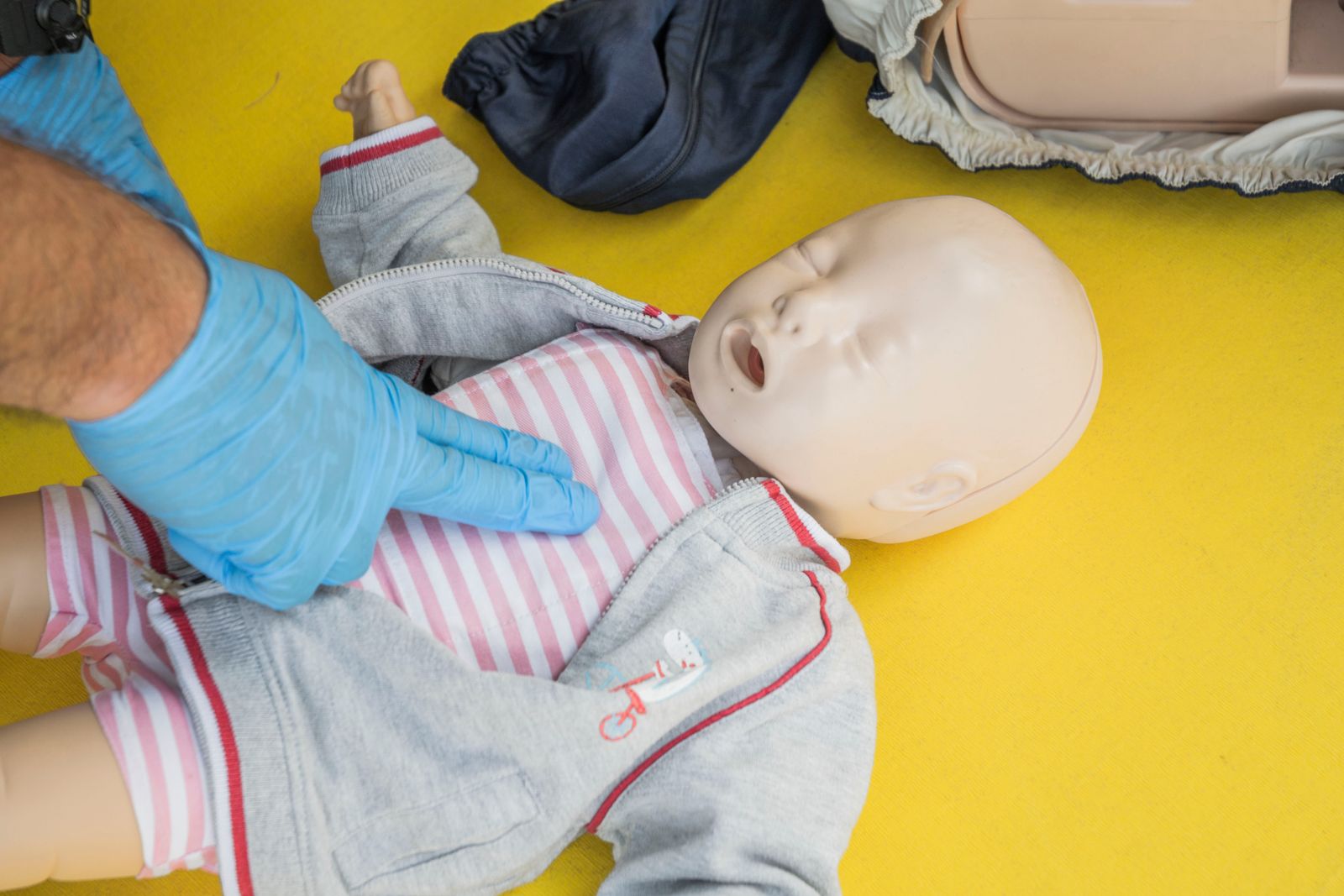 Reanimatie op een babypop tijdens een cursus kinderreanimatie